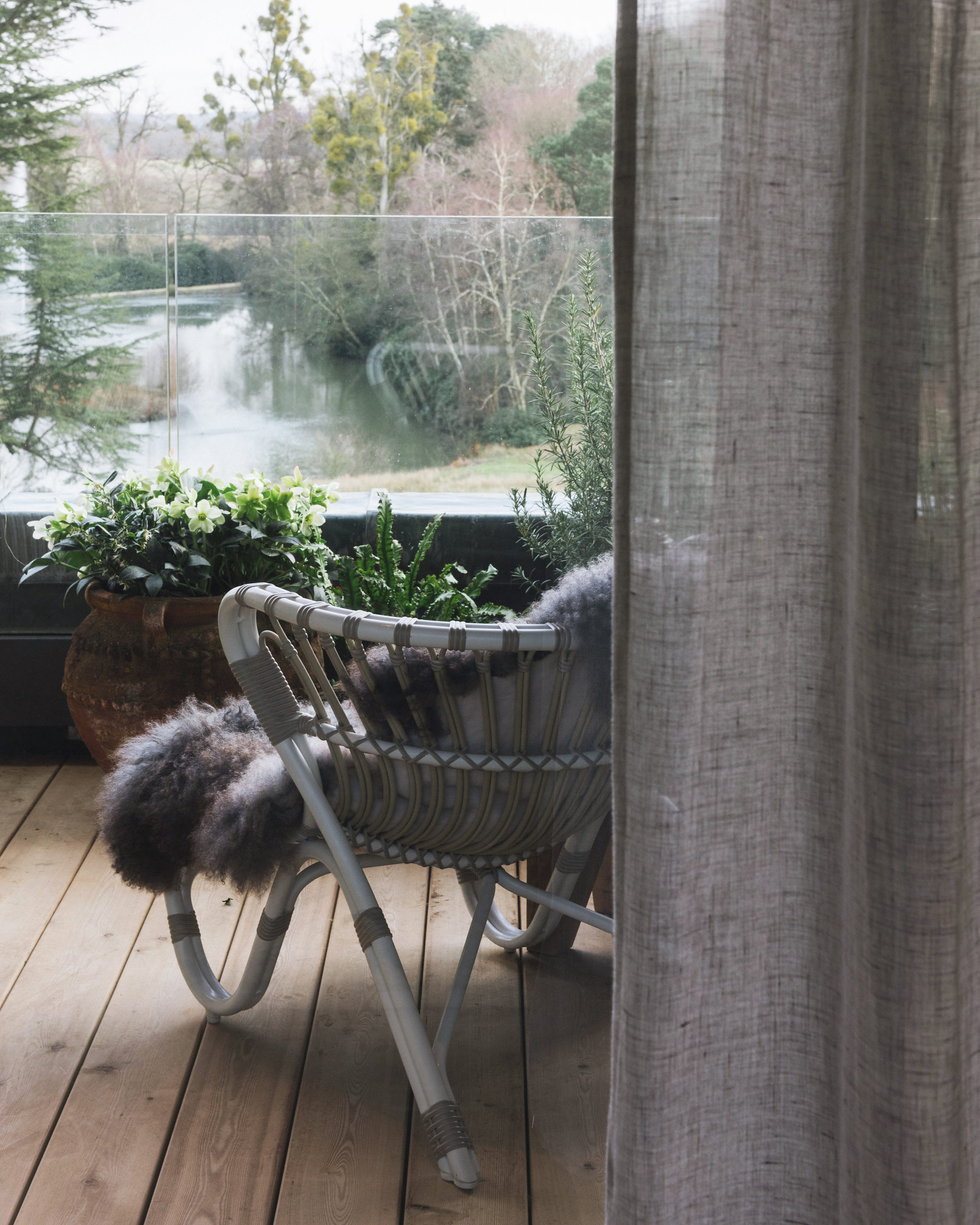 M011 Collageblock Lake Room Image 2